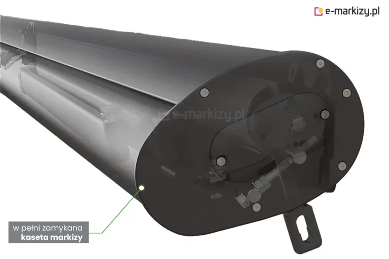 Wizualizacja wnętrza zamkniętej kasety markizy Casablanca z otwieraniem awaryjnym. Widoczne mocowanie złożonych ramion oraz śruby uchwytów ściennych. Od grafitowej kasety na białym tle poprowadzono w lewy dolny gór linię do umieszczonego na szarym tle napisu "w pełni zamykana kaseta markizy".