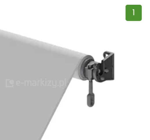Zbliżenie na mechanizm boczny markizy balkonowej sklepowej zamontowanej na metalowym wsporniku ściennym. Na zdjęciu widoczna jest górna część białej rury nawojowej, na którą nawinięte jest jasnoszare lub białe poszycie materiałowe. Tkanina jest częściowo rozwinięta i opada pod kątem w dół. Prawa strona rury nawojowej jest zakończona czarnym mechanizmem obrotowym osadzonym w solidnym, ciemnym uchwycie montażowym o kształcie kątownika. Z mechanizmu zwisa pionowo w dół krótki, czarny element sterujący zakończony obłym uchwytem, służący do zaczepienia korby ręcznego sterowania markizą. Całość konstrukcji jest przedstawiona na jasnym, neutralnym tle. W prawym górnym rogu grafiki znajduje się zielony, kwadratowy znacznik z białą cyfrą jeden w środku.