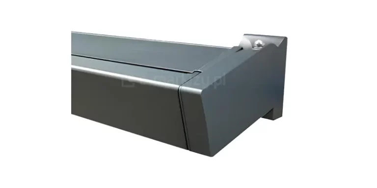 Zbliżenie prawej strony zamkniętej kasety markizy Quadra MOL o charakterystycznym kanciastym kształcie, w kolorze antracytowym z widocznym mocowaniem do ściany, umieszczona na białym tle.