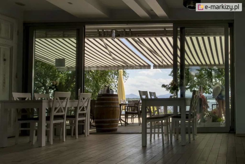 Markizy corsica w kolorystyce beżowej z tkaniną w pasy