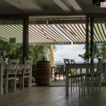 Markizy corsica w kolorystyce beżowej z tkaniną w pasy