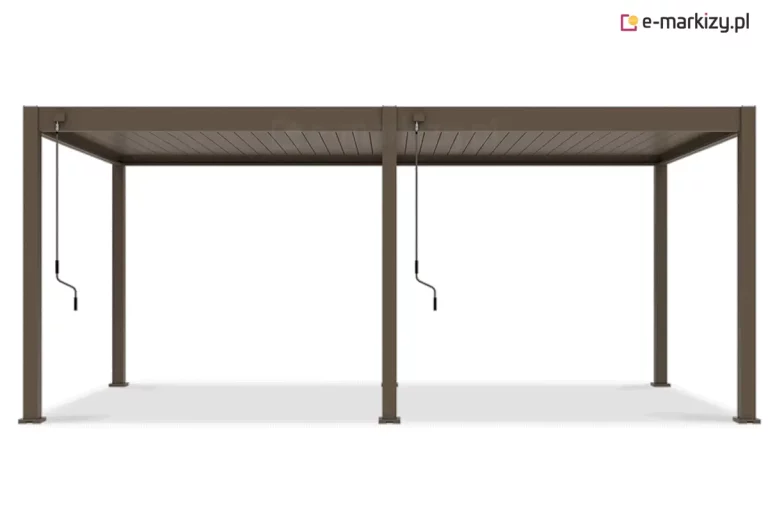 Wizualizacja frontowa dużej, dwusekcyjnej pergoli bioklimatycznej Marlo w kolorze taupe (beżowo-szarym), przedstawiona na białym tle. Wolnostojąca konstrukcja wspiera się na sześciu pionowych słupach o kwadratowym przekroju, tworząc stabilny stelaż dla dwóch niezależnych modułów dachowych. Zadaszenie składa się z ruchomych lameli aluminiowych ustawionych w pozycji zamkniętej, co tworzy szczelną i płaską powierzchnię. Przy dwóch środkowych słupach zamontowane są oddzielne, długie korby ręczne z czarnymi uchwytami, służące do manualnej regulacji kąta nachylenia piór w każdej z sekcji z osobna. Całość systemu charakteryzuje się nowoczesnym, geometrycznym wzornictwem, matowym wykończeniem oraz widocznymi stopami montażowymi u podstawy wszystkich słupów nośnych.