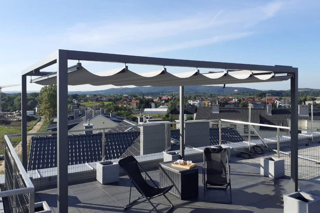 Pergola dragon sprawdzi się jako osłona nawet na wietrznym tarasie