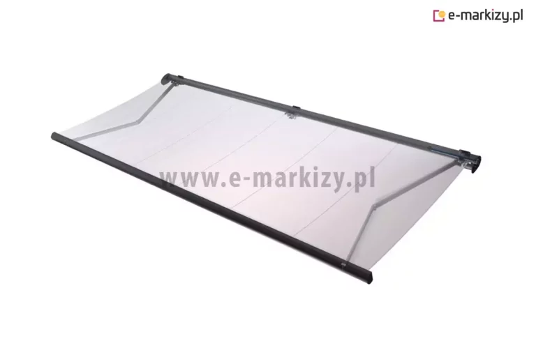Model 3D markizy tarasowej Casablanca w pełnej kasecie w wersji rozłożonej, zaprezentowany na jednolitym białym tle. Konstrukcja opiera się na dwóch aluminiowych ramionach przegubowych w kolorze antracytowym, które wypychają profil przedni, napinając białe poszycie materiałowe. Tkanina markizowa podzielona jest pionowymi przeszyciami na równe panele. Z tyłu widoczna jest główna rura nawojowa osadzona w systemie kasetowym, a po bokach znajdują się mechanizmy mocujące ramiona. Całość konstrukcji, w tym profil czołowy oraz obudowa kasety, wykończona jest w ciemnoszarym, matowym kolorze, co nadaje produktowi nowoczesny, minimalistyczny wygląd.