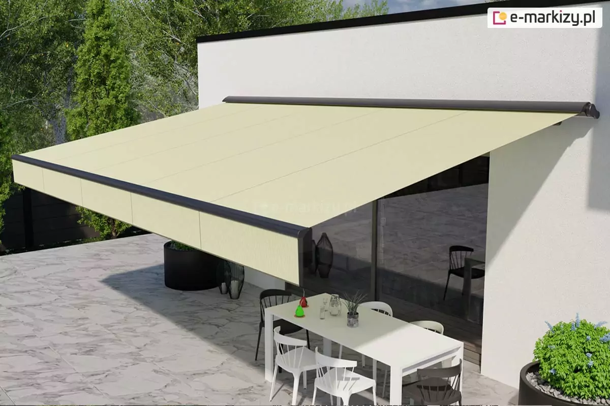 Zdjęcie prezentuje nowoczesną markizę tarasową markiza Adagio w pełnym rozłożeniu, zamontowaną na białej, gładkiej elewacji budynku o minimalistycznej architekturze. Poszycie markizy wykonane jest z tkaniny w kolorze jasnokremowym lub bardzo jasnym beżu, która jest podzielona pionowymi przeszyciami na cztery szerokie panele. Konstrukcja wspierająca, obejmująca kasetę osłonową zamontowaną przy ścianie oraz przednią listwę profilową, jest polakierowana na kontrastowy, czarny kolor o matowym wykończeniu. Z przedniej listwy zwisa pionowa, sztywna, prosta falbana, wykonana z tego samego materiału co główne poszycie, co tworzy spójną bryłę i zapewnia dodatkową ochronę przed słońcem. Pod markizą zaaranżowano nowoczesną strefę wypoczynkową na tarasie wyłożonym szarymi płytami z delikatnym żyłowaniem imitującym kamień. W centralnym punkcie znajduje się prostokątny, biały stół, wokół którego ustawiono designerskie krzesła w kolorze białym i czarnym. Na stole widoczne są drobne dekoracje: naczynia oraz mała roślina doniczkowa. W tle, za dużym przeszkleniem drzwi tarasowych, widać odbicia wnętrza domu oraz otaczającą posesję bujną zieleń drzew i krzewów. Po prawej stronie kompozycję domyka czarna, okrągła donica z gęstym, zielonym krzewem, która kolorystycznie nawiązuje do profili markizy. Całość ujęcia przedstawia funkcjonalne i estetyczne wykorzystanie markizy w nowoczesnym budownictwie jednorodzinnym.