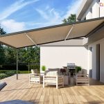 Elegancka pergola zamocowana do ściany domu jednorodzinnego