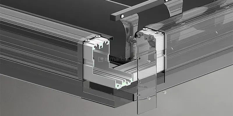 Przekrój techniczny wzmocnionej konstrukcji narożnej dachu lamelowego SB400R, ukazujący wewnętrzną budowę profili aluminiowych. Na trójwymiarowym renderu widoczne są precyzyjnie wycięte komory rynny obwodowej oraz system uszczelnień, który zapewnia sztywność i szczelność konstrukcji. Zastosowano efekt półprzezroczystości, aby wyeksponować sposób montażu pionowych osłon oraz wewnętrzne kanały odwadniające. W górnej części widoczny jest fragment mechanizmu obrotowego lameli z metalowym trzpieniem i łożyskowaniem. Całość konstrukcji w kolorze antracytowym charakteryzuje się nowoczesną, wielokomorową budową, zaprojektowaną pod kątem wytrzymałości na obciążenia statyczne, takie jak zalegający śnieg czy silny wiatr.
