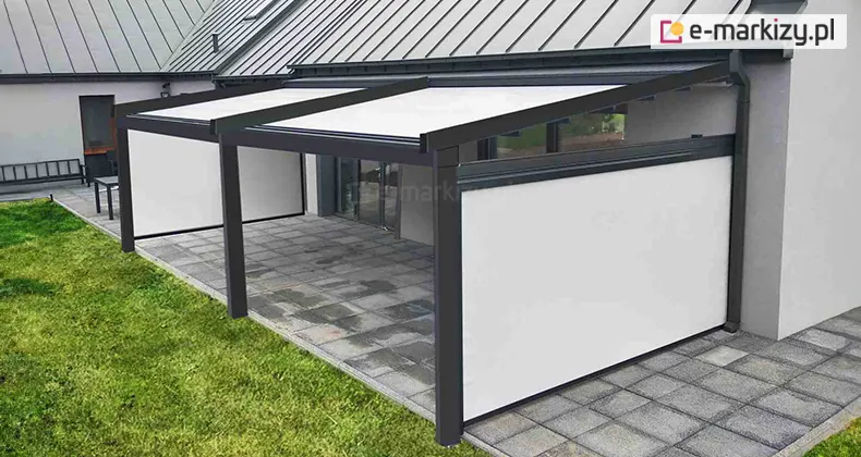 Pergola Square Mol z podwójnym dachem przymocowana do ściany pod rynną w domku o skośnym dachu z blachy w kolorze szarym postawiona na trawie tuż poza obrysem tarasu z kostki betonowej. Pergola w kolorze antracytowym z białą tkaniną wyposażona została w dwie boczne osłony ZIP L Zip U z tkaniną dopasowaną do kolorystyki dachu. Obok tarasu zadbany trawnik.