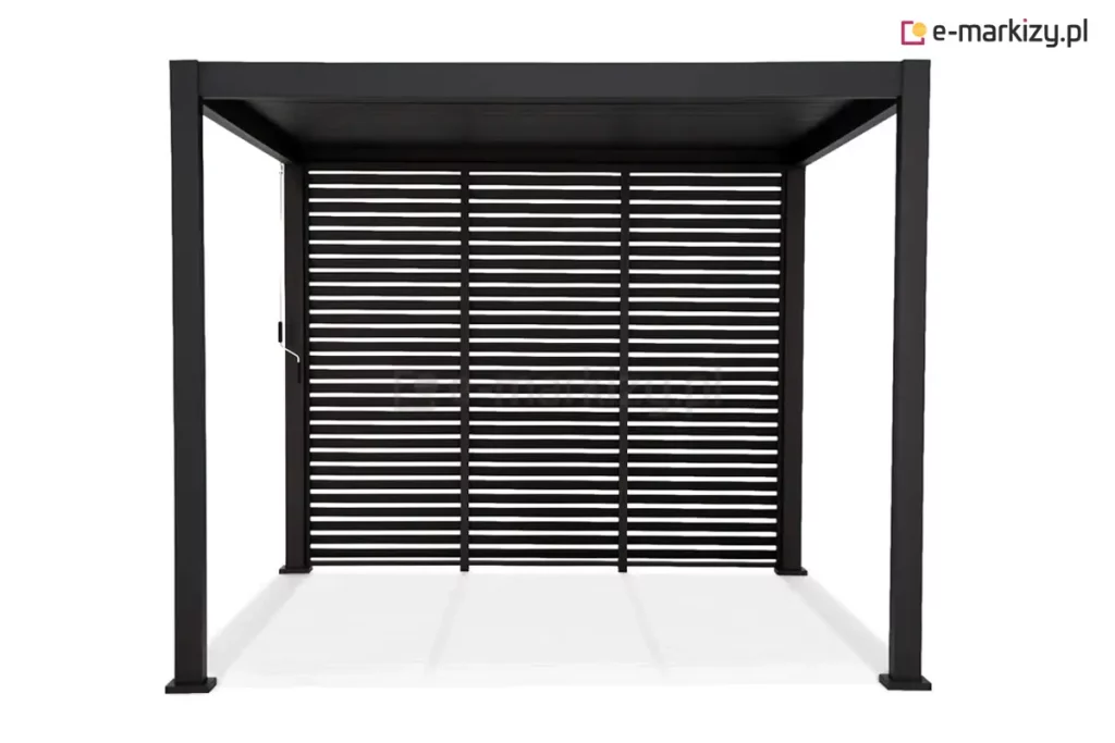 Wolnostojąca pergola tarasowa Gloria w kolorze ciemnografitowym zaprezentowana na białym tle w ujęciu od frontu ukazującym jej geometryczną konstrukcję oraz system osłon bocznych. Konstrukcja wspiera się na czterech solidnych aluminiowych słupach o kwadratowym przekroju, które zwieńczone są płaskim dachem o prostej linii. Tylna ściana pergoli została niemal w całości wypełniona trzema szerokimi panelami przesuwnymi z poziomymi lamelami, które tworzą estetyczną żaluzję zapewniającą prywatność oraz ochronę przed słońcem przy jednoczesnym zachowaniu cyrkulacji powietrza. Po lewej stronie konstrukcji, przy słupie, widoczny jest pionowy mechanizm korbowy służący do ręcznej regulacji ustawienia zadaszenia lub ścianek. Całość konstrukcji malowana jest proszkowo na matowy, bardzo ciemny odcień szarości, co nadaje produktowi nowoczesny i minimalistyczny charakter pasujący do współczesnej architektury ogrodowej. Detale wykończenia, takie jak stopy montażowe przy podstawie słupów, sugerują stabilny montaż do podłoża, a precyzyjne łączenia elementów podkreślają wysoką jakość wykonania aluminiowej altany.