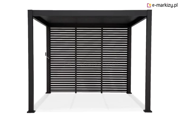 Wolnostojąca pergola tarasowa Gloria w kolorze ciemnografitowym zaprezentowana na białym tle w ujęciu od frontu ukazującym jej geometryczną konstrukcję oraz system osłon bocznych. Konstrukcja wspiera się na czterech solidnych aluminiowych słupach o kwadratowym przekroju, które zwieńczone są płaskim dachem o prostej linii. Tylna ściana pergoli została niemal w całości wypełniona trzema szerokimi panelami przesuwnymi z poziomymi lamelami, które tworzą estetyczną żaluzję zapewniającą prywatność oraz ochronę przed słońcem przy jednoczesnym zachowaniu cyrkulacji powietrza. Po lewej stronie konstrukcji, przy słupie, widoczny jest pionowy mechanizm korbowy służący do ręcznej regulacji ustawienia zadaszenia lub ścianek. Całość konstrukcji malowana jest proszkowo na matowy, bardzo ciemny odcień szarości, co nadaje produktowi nowoczesny i minimalistyczny charakter pasujący do współczesnej architektury ogrodowej. Detale wykończenia, takie jak stopy montażowe przy podstawie słupów, sugerują stabilny montaż do podłoża, a precyzyjne łączenia elementów podkreślają wysoką jakość wykonania aluminiowej altany.