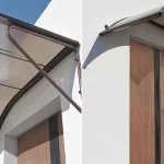 Zdjęcie prezentuje dwie wizualizacje nowoczesnego daszka nad drzwiami wejściowymi o asymetrycznym, półłukowym kształcie, wykonanego w ciemnobrązowej kolorystyce. Konstrukcja zadaszenia opiera się na dwóch bocznych wspornikach z profilu metalowego, z których jeden ma formę pełnej, zaokrąglonej ramy, a drugi to prosty profil z ukośnym odciągiem wzmacniającym. Połać daszka wykonana jest z poliwęglanu komorowego o dymionym odcieniu, który w przedniej części gwałtownie opada w dół, tworząc pionową osłonę boczną. Lewa część grafiki pokazuje zbliżenie na strukturę poliwęglanu oraz detale wykończenia ramy, natomiast prawa strona przedstawia całe zadaszenie zamontowane na jasnej elewacji nad drzwiami o teksturze drewna. System wyposażony jest w zintegrowaną rynienkę odpływową na dolnej krawędzi oraz profil przyścienny, co zapewnia skuteczną ochronę strefy wejściowej przed zacinającym deszczem i wiatrem.