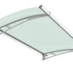 Nowoczesna osłona drzwi przed deszczem i śniegiem daszek o stalowej konstrukcji z wypełnieniem z akrylu satynowanego o zielonym odcieniu ukazany na białym tle.