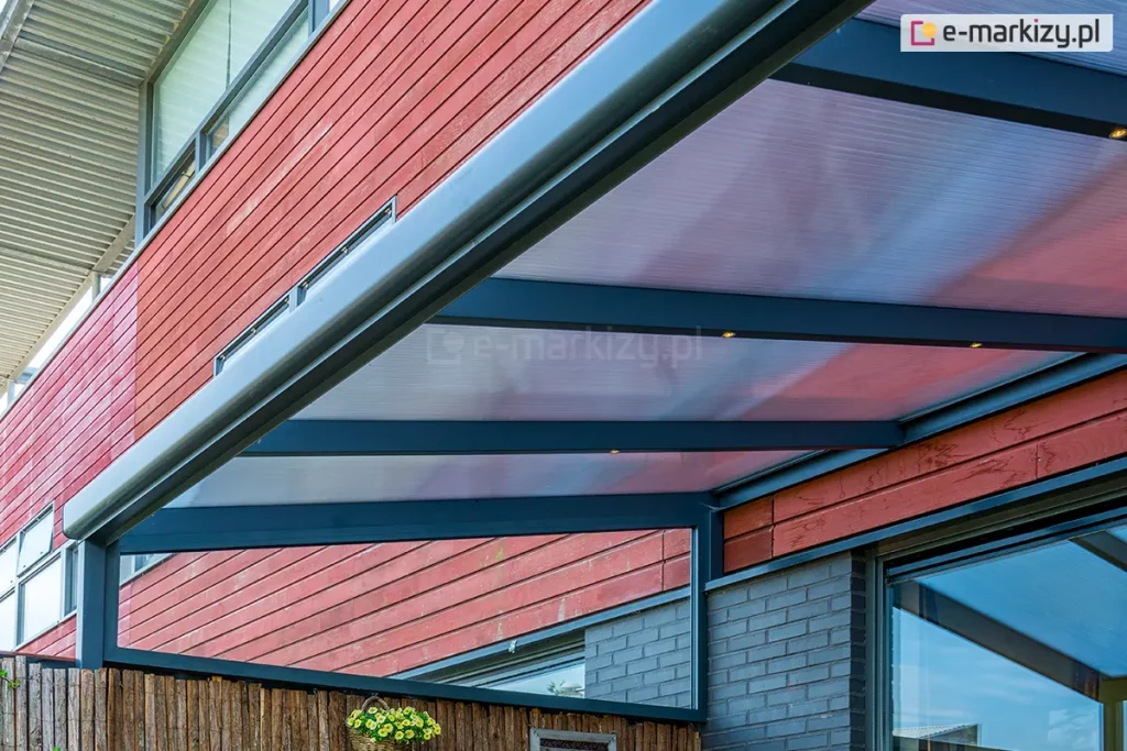 Boczny klin szklany zamontowany do zadaszenia poliwęglanowego Nebbiolo Deponti nad palisadą drewnianą