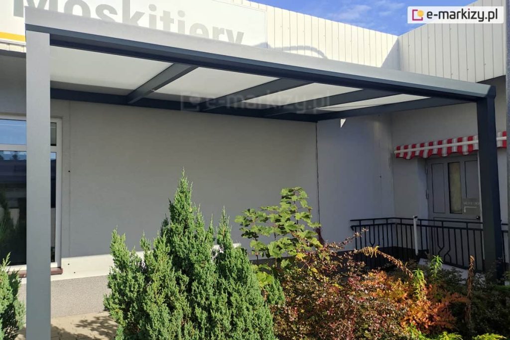 Zadaszenia tarasów z poliwęglanu komorowego zacieniają i chronią przed nadmiernym nagrzewaniem powierzchni pod konstrukcją