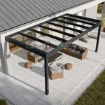 Zadaszenie tarasu Spekta Glass z dachem z paneli szklanych montowane do ściany