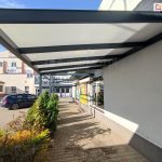 Poliwęglan komorowy w barwie mlecznej zacienia ale nie zaciemnia powierzchni tarasu pod zabudową