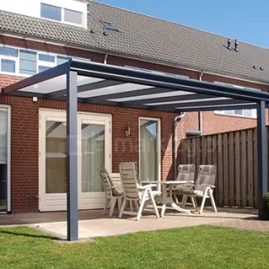 Zadaszenie tarasu Lunaro Bosco z dachem z paneli poliwęglanowych