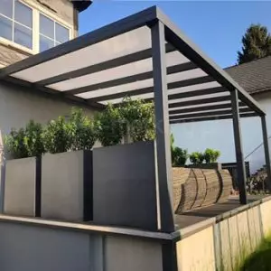 Zadaszenie tarasu Modes z dachem z paneli poliwęglanowych