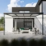 Zadaszenie tarasu Nebbiolo firmy Deponti z dachem z paneli poliwęglanowych