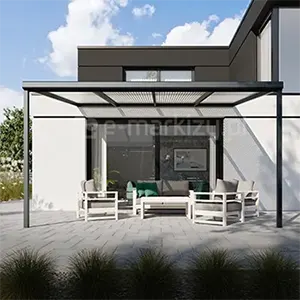 Zadaszenie tarasu Nebbiolo firmy Deponti z dachem z paneli poliwęglanowych