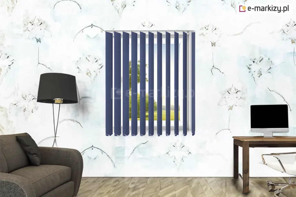 Żaluzja pionowa Vertikal zamontowana na oknie w salonie, uchylona dopuszcza dużą ilość światła dziennego.