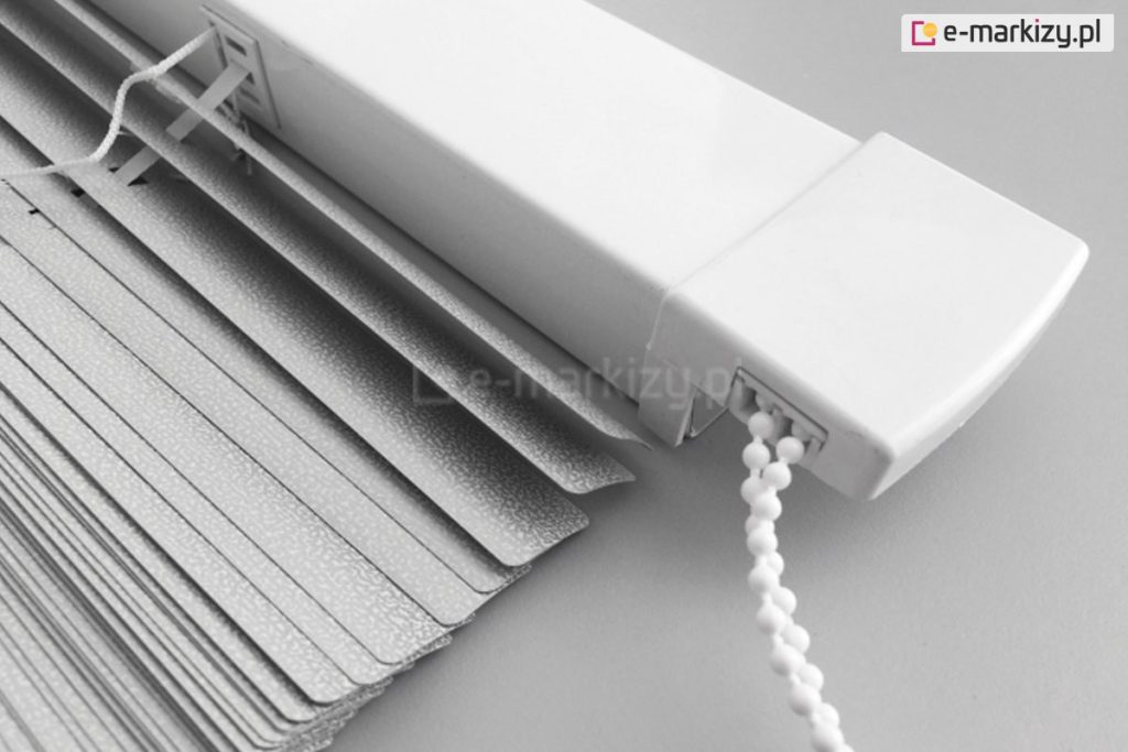 System sterowania łańcuszkowego umieszczony w kasecie żaluzji aluminiowej