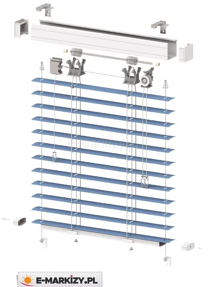 Trójwymiarowy, realistyczny schemat techniczny (widok eksplodujący) przedstawia szczegółową budowę wewnętrzną żaluzji aluminiowej 50 mm. Wszystkie komponenty zostały rozstrzelone, aby ukazać sposób ich wzajemnego dopasowania. W górnej części widoczna jest szeroka, biała rynna stalowa wraz z dopasowanymi zaślepkami bocznymi oraz metalowymi uchwytami montażowymi typu twist. Wewnątrz rynny umieszczono mechanizmy sterujące: wałek obrotowy, łożyska z rolkami prowadzącymi drabinki sznurkowe oraz mechanizm blokujący. Główną część osłony stanowią szerokie na 50 mm lamele aluminiowe w kolorze niebieskim, które są zawieszone na systemie drabinek sznurkowych. Przez otwory w lamelach przechodzą pionowe linki prowadzenia bocznego, zakończone u góry sprężynami naciągowymi. Na dole znajduje się solidna rynna dolna (obciążnik) z zaślepkami oraz dolne zaczepy linki bocznej. Z prawej strony zwisają sznurki operacyjne zakończone dekoracyjnymi obciążnikami, służące do podnoszenia żaluzji, natomiast z lewej strony widoczny jest sznurek do sterowania kątem pochylenia lamel.
