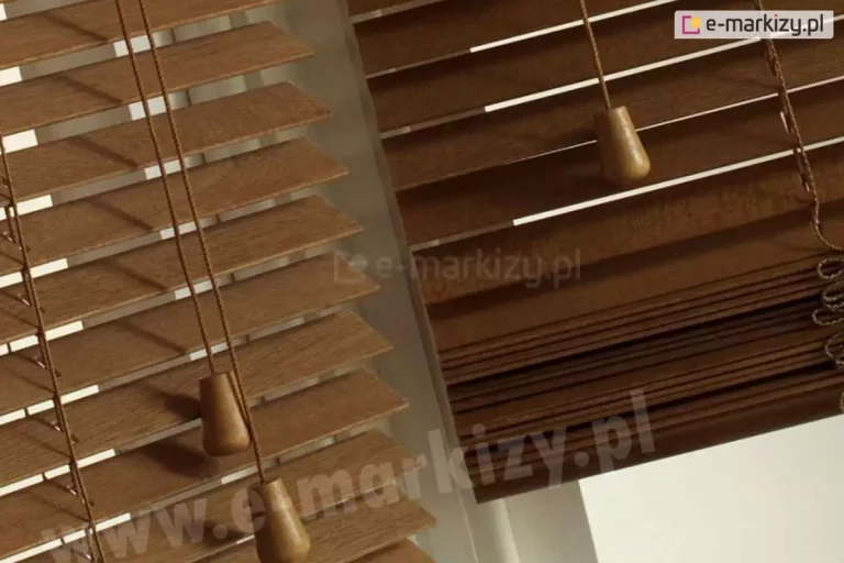 Zdjęcie prezentuje porównanie dwóch wariantów kolorystycznych żaluzji drewnianych 25 mm, ukazując różnice w odcieniu drewna oraz detalach wykończenia. Po lewej stronie widoczne są żaluzje w jaśniejszym, dębowym odcieniu o naturalnym rysunku słojów, wyposażone w drabinkę sznurkową oraz dwa sznurki operacyjne zakończone drewnianymi, dzwonkowatymi obciążnikami. Po prawej stronie znajdują się żaluzje drewniane 25 mm w ciemniejszym, orzechowym kolorze, które są częściowo podciągnięte, co pozwala zobaczyć gęsty pakiet złożonych lameli na dole. Ten wariant również posiada dopasowane kolorystycznie sznurki z obciążnikami oraz drabinkę, która przy podciągniętej osłonie układa się w ozdobne sploty. Obie żaluzje są zamontowane obok siebie na białym tle, co podkreśla ciepłą kolorystykę drewna i matowe wykończenie listewek o szerokości 25 mm. Światło padające z boku uwypukla krawędzie poszczególnych lameli oraz fakturę naturalnego materiału, z którego zostały wykonane.