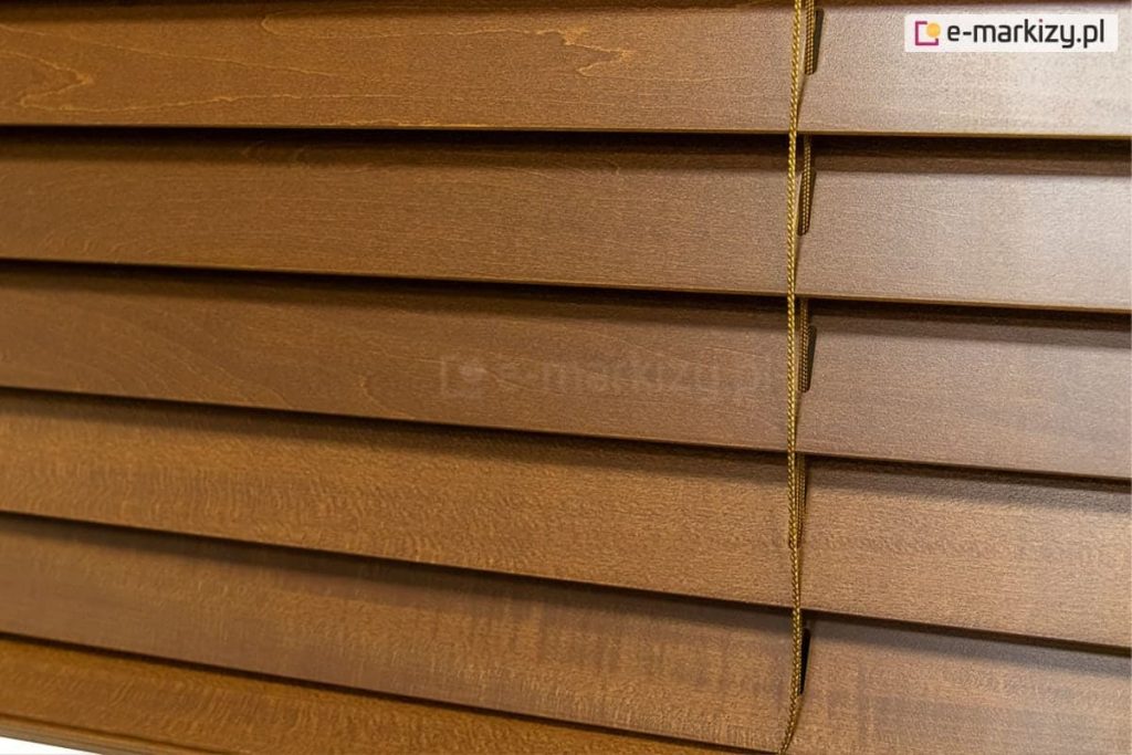 Lamele żaluzji 25 mm wykonane z naturalnego drewna z dobraną kolorystycznie drabinką sznurkową
