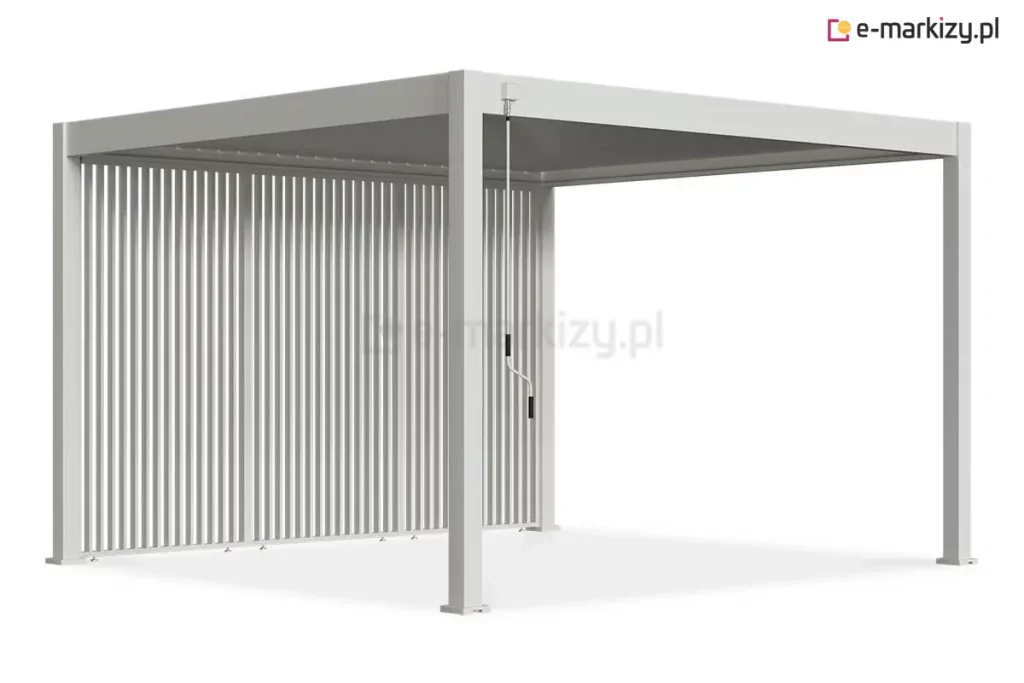 Wizualizacja przedstawia białą pergolę tarasową Marlo o aluminiowej konstrukcji, wyposażoną w system bocznej zabudowy z pionowych paneli żaluzjowych. Wszystkie elementy strukturalne, w tym cztery narożne słupy o kwadratowym przekroju oraz rama dachu, wykończone są w białym kolorze. Lewy bok pergoli wypełniają trzy stałe moduły składające się z gęsto rozmieszczonych, pionowych lamelek, które tworzą estetyczną barierę zapewniającą prywatność. Na przednim słupie, przy górnej belce, zamontowana jest korba ręczna z długim białym drążkiem i czarnymi uchwytami, przeznaczona do sterowania mechanizmem zadaszenia. U podstawy paneli widoczne są stopki montażowe. Całość zaprezentowana jest na białym tle, co podkreśla nowoczesny, minimalistyczny design produktu.