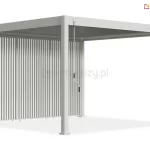 Wizualizacja przedstawia białą pergolę tarasową Marlo o aluminiowej konstrukcji, wyposażoną w system bocznej zabudowy z pionowych paneli żaluzjowych. Wszystkie elementy strukturalne, w tym cztery narożne słupy o kwadratowym przekroju oraz rama dachu, wykończone są w białym kolorze. Lewy bok pergoli wypełniają trzy stałe moduły składające się z gęsto rozmieszczonych, pionowych lamelek, które tworzą estetyczną barierę zapewniającą prywatność. Na przednim słupie, przy górnej belce, zamontowana jest korba ręczna z długim białym drążkiem i czarnymi uchwytami, przeznaczona do sterowania mechanizmem zadaszenia. U podstawy paneli widoczne są stopki montażowe. Całość zaprezentowana jest na białym tle, co podkreśla nowoczesny, minimalistyczny design produktu.