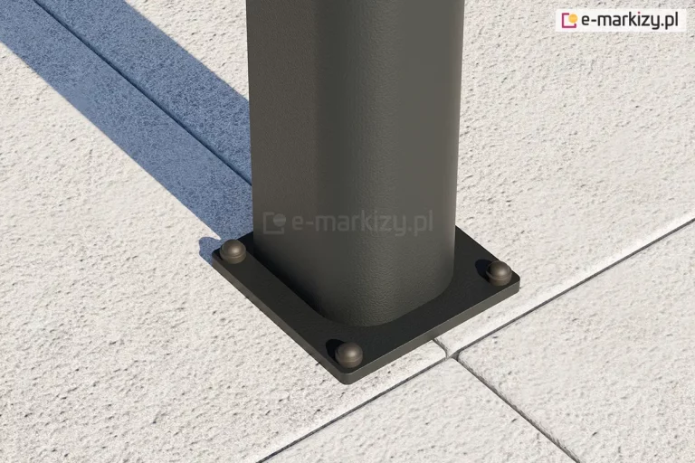 Profil podpory zadaszenia Lunaro o zaokrąglonym kształcie w kolorze antracytowym przymocowany za pomocą śrub zakrytych zaślepkami z pcv do podłoża z płytek gresowych o beżowym odcieniu.