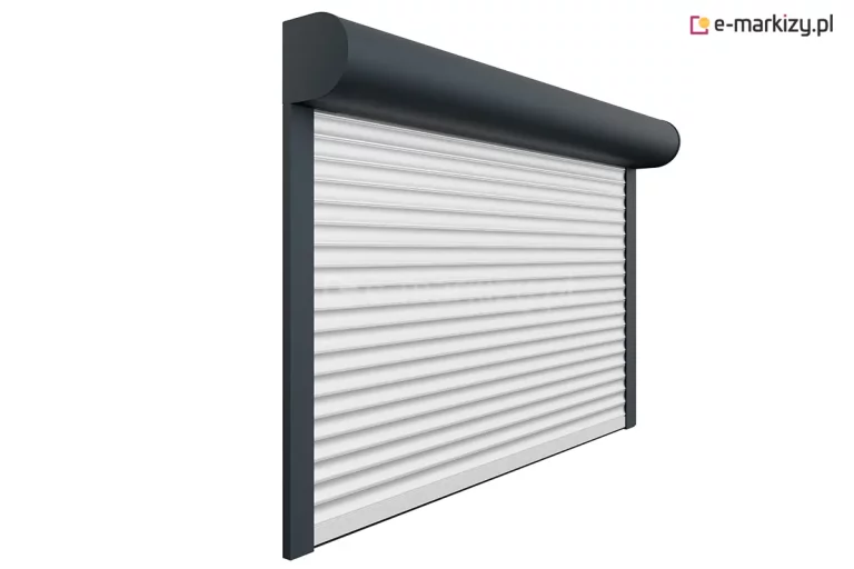 Zewnętrzna roleta elewacyjna z aluminiowym pancerzem i okrągłą kasetą montowaną natynkowo na elewacji budynku. Skrzynka w zaokrąglonym kształcie pełni funkcję estetyczną i osłania zwinięty pancerz. System zapewnia skuteczną ochronę przeciwsłoneczną, termiczną oraz zwiększa prywatność i bezpieczeństwo wnętrz. Widoczna cała konstrukcja rolety.