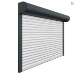 Antracytowa konstrukcja rolety zewnętrznej kontrastująca z jasnym kolorem pancerza