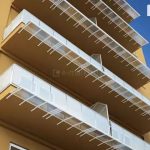 Daszek balkonowy płaski aluminiowy wiele połączonych w jedną wielką osłonę nad całą szerokość