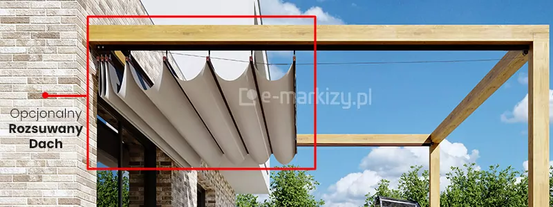 Fotografia przedstawia zbliżenie na opcjonalny system rozsuwanego dachu tkaninowego Supro zamontowanego w ramach pergoli przyściennej Koro, której konstrukcja nośna wykonana została z jasnego drewna. Zadaszenie, widoczne w stanie częściowego rozłożenia, tworzy serię równoległych, pionowych fałdów tkaniny, które są zawieszone na poprzecznych profilach przesuwnych poruszających się wzdłuż górnych belek konstrukcji. System ten został zainstalowany bezpośrednio przy elewacji budynku wykończonej jasną cegłą klinkierową, co podkreśla jego przeznaczenie jako uzupełnienia zabudowy tarasowej. Całość kompozycji uzupełnia otoczenie z widocznymi w dolnej części kadru drzewami oraz błękitne niebo, co ilustruje naturalne warunki użytkowania systemu zadaszenia na zewnątrz. Zadaszenie ujęte zostało w czerwony prostokąt z odnośnikiem do napisu po lewej "Opcjonalny rozsuwany dach".