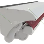 Zdjęcie prezentuje techniczną konstrukcję białego daszka ochronnego do markizy tarasowej, wyposażonego w pełną osłonę boczną. Całość systemu osłonowego wykonana jest z aluminium lakierowanego proszkowo na kolor biały i składa się z daszka złożonego z trzech elementów oraz dopasowanej bocznej płyty zamykającej, która ściśle przylega do profilu konstrukcyjnego markizy. Na grafice widoczny jest fragment zwiniętej tkaniny markizowej w kolorze bordowym, znajdującej się pod ochronnym zadaszeniem. Elementy daszka są połączone widocznymi wkrętami montażowymi wzdłuż krawędzi bocznej osłony. Po lewej stronie zdjęcia znajduje się napis osłona boczna pełna z zieloną linią wskazującą na boczny panel, natomiast po prawej stronie widnieje napis daszek z 3 elementów z linią celującą w górną, poziomą powierzchnię osłony. Konstrukcja posiada czarną uszczelkę przyścienną biegnącą wzdłuż górnej krawędzi, która zapewnia szczelność między daszkiem a elewacją budynku.