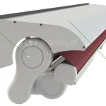 Zdjęcie prezentuje techniczną konstrukcję systemu ochronnego markizy tarasowej, składającego się z białego aluminiowego daszka oraz specyficznej osłony bocznej wyciętej. Daszek wykonany z trzech modułów osłania od góry zwiniętą tkaninę markizową w kolorze bordowym, chroniąc ją przed opadami i zanieczyszczeniami. Kluczowym elementem jest boczny panel, który został wyprofilowany w dolnej części tak, aby odsłaniać mechanizm boczny i uchwyt rury nawojowej markizy, co ułatwia dostęp serwisowy przy zachowaniu ochrony górnej. Cała aluminiowa konstrukcja jest lakierowana proszkowo na biało, a jej poszczególne części są złączone widocznymi wkrętami. Wzdłuż górnej krawędzi przylegającej do ściany zamontowana jest czarna uszczelka zabezpieczająca. Na grafice znajdują się podpisy techniczne z liniami pomocniczymi: po lewej stronie osłona boczna wycięta wskazująca na dolny podcięty profil, a po prawej daszek z 3 elementów wskazujący na górną powierzchnię zadaszenia.