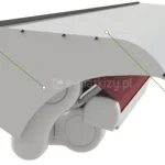 Zdjęcie prezentuje konstrukcję ochronną markizy tarasowej w kolorze białym, składającą się z daszka wykonanego z 4 elementów oraz pełnej osłony bocznej. Aluminiowe zadaszenie o zwiększonym wysięgu osłania zwiniętą tkaninę markizową w kolorze bordowym, zabezpieczając ją przed wpływem czynników atmosferycznych. Po lewej stronie widoczny jest pionowy panel boczny, który całkowicie zakrywa mechanizm rury nawojowej i uchwyty montażowe, tworząc spójną bryłę z daszkiem. Elementy systemu są połączone ze sobą za pomocą estetycznych wkrętów rozmieszczonych wzdłuż krawędzi bocznej. W górnej części, przy krawędzi przylegającej do ściany, zamontowana jest czarna, elastyczna uszczelka przyścienna. Na grafice umieszczono podpisy techniczne z liniami wskazującymi: po lewej stronie osłona boczna pełna, a po prawej daszek z 4 elementów.