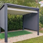 Pergola z dachem rzymskim materiałowym oraz opuszczonymi reflekolami w prowadnicach zamontowanych po bokach