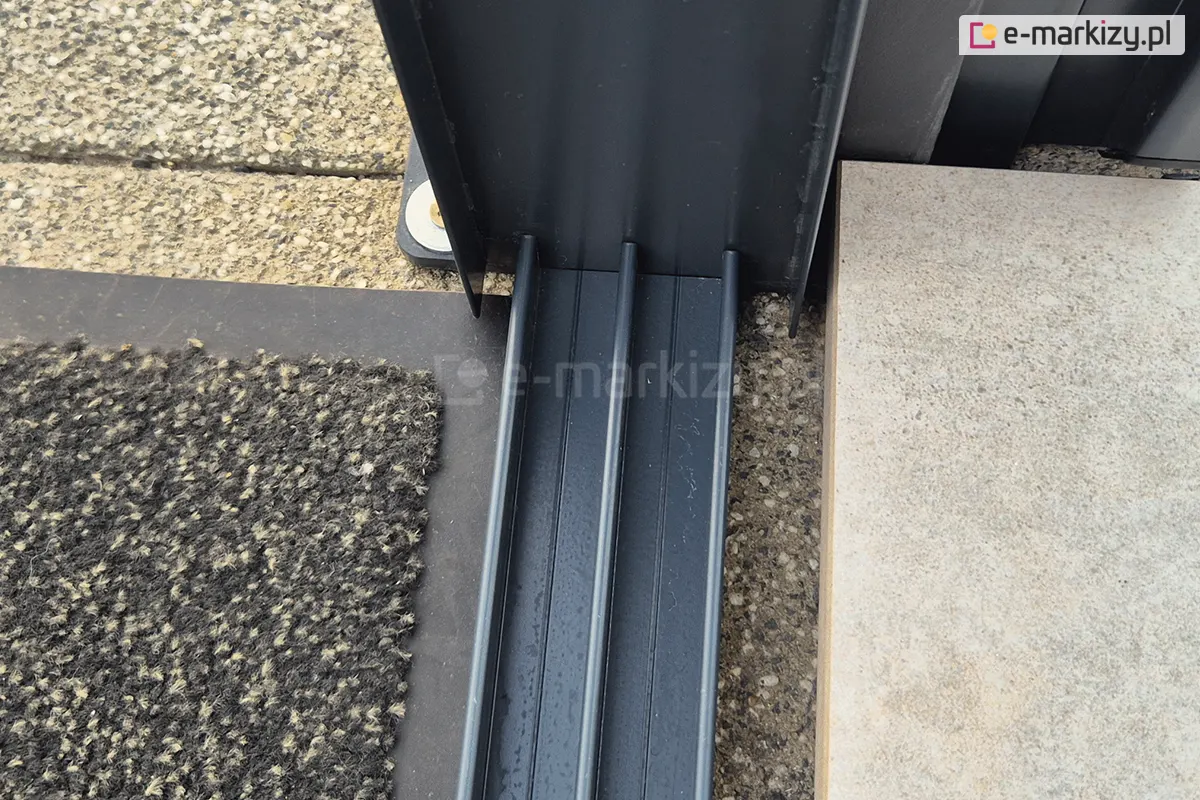 Prowadnica trzytorowa systemu Miros przeznaczona do zabudowy tarasu, stanowiąca element przesuwnego systemu szyb montowanego w nowoczesnych tarasach