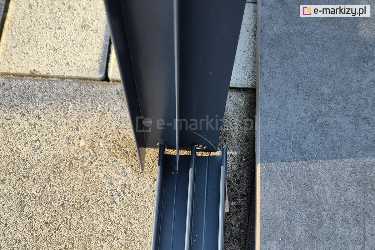 Zbliżenie na aluminiową prowadnicę dolną oraz boczny profil konstrukcji systemu drzwi przesuwnych Sotro, w kolorze antracytowym. Trwałe, masywne wykonanie elementów systemu.