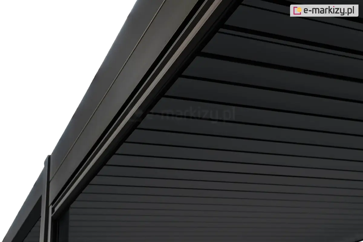 Roleta refleksol w kolorze antracytowym, montowana w pergoli Gloria z dachem lamelowym. Chroni przed promieniami słonecznymi i silnym wiatrem.