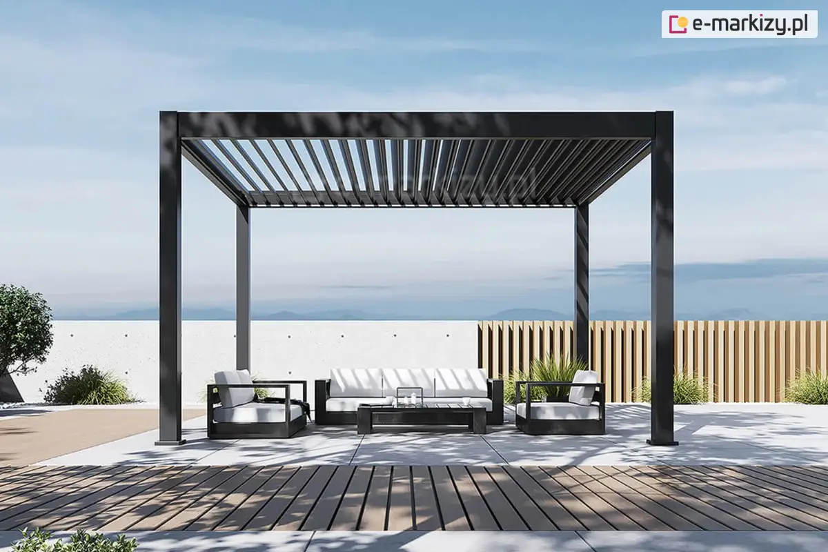 Nowoczesna pergola lamelowa Rubio o konstrukcji aluminiowej w kolorze antracytowym, ustawiona na tarasie z drewnianym podestem. Jej automatyczny dach z obracanych lameli tworzy skuteczną ochronę przeciwsłoneczną i deszczową. Wnętrze wyposażone w eleganckie meble ogrodowe z jasnymi poduszkami.