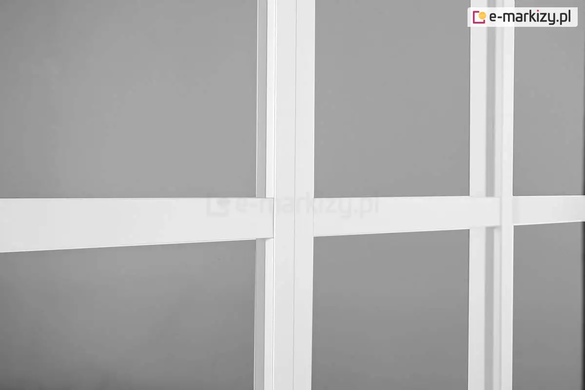 Ściana przesuwna do pergoli Gloria w wersji z białym aluminiowym stelażem. Jasna i lekka zabudowa zapewnia elegancki wygląd oraz komfort użytkowania tarasu o każdej porze roku.