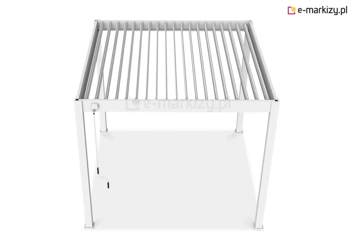 Biała pergola ogrodowa Marlo z bioklimatycznym dachem lamelowym sterowanym ręcznie. Widok z góry na otwarte lamele zapewniające regulację nasłonecznienia i wentylację.