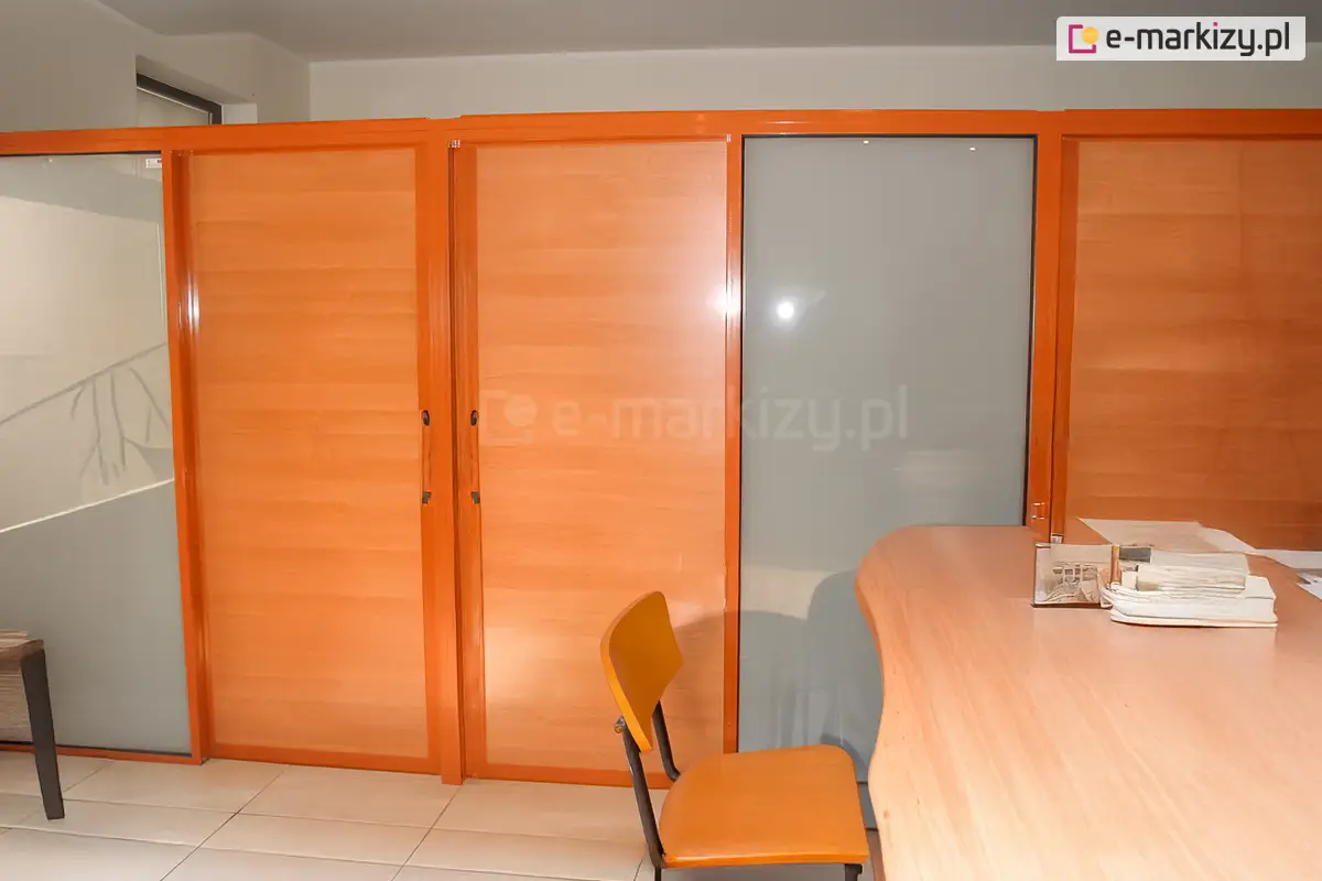 Ścianki stałe Fest w biurze – system aluminiowy z wypełnieniem drewnopodobnym i matowym szkłem do eleganckiej zabudowy wnętrz