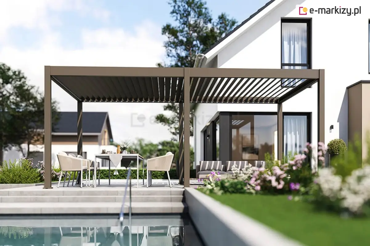 Nowoczesna brązowa pergola lamelowa Marlo ustawiona na przestronnym tarasie przy eleganckim, białym domu jednorodzinnym. Konstrukcja osłania strefę wypoczynkową i jadalnianą, z wygodnymi fotelami oraz stołem nakrytym do posiłku. Taras sąsiaduje z basenem i otoczony jest kwitnącymi rabatami oraz starannie przystrzyżonym trawnikiem.