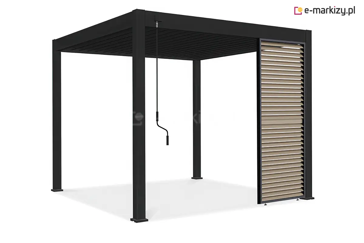 Nowoczesna pergola Marlo z dachem lamelowym w kolorze antracytowym wyposażona w boczne żaluzje shutters z ręcznie obracanymi lamelami w kolorze drewnopodobnym.