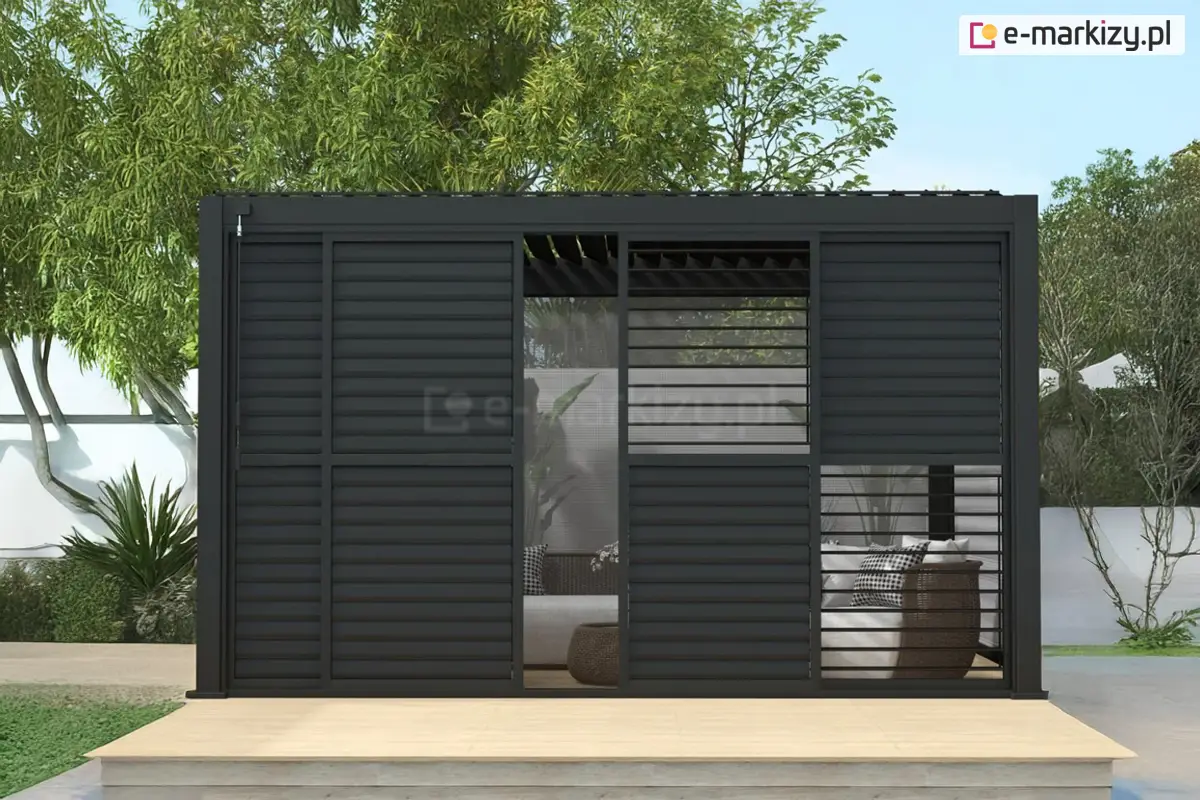 Przesuwne drzwi żaluzjowe do pergoli Gloria z możliwością regulacji kąta lameli. Doskonałe rozwiązanie do uzyskania komfortowego cienia i prywatności na tarasie.